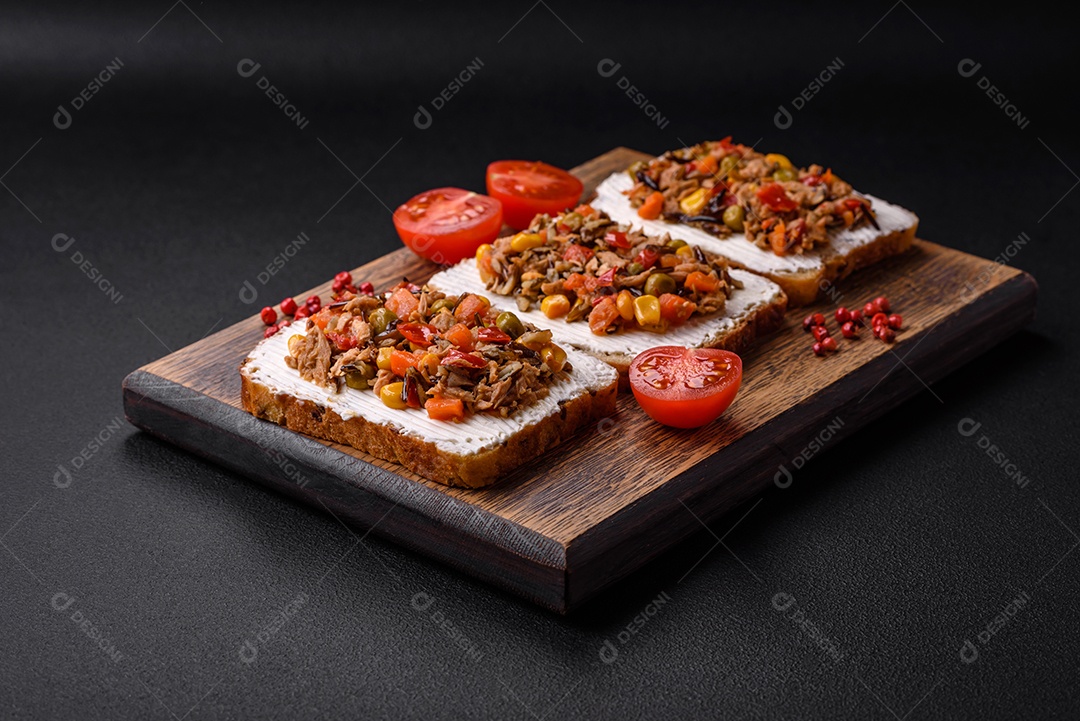 Delicioso sanduíches sobre uma mesa