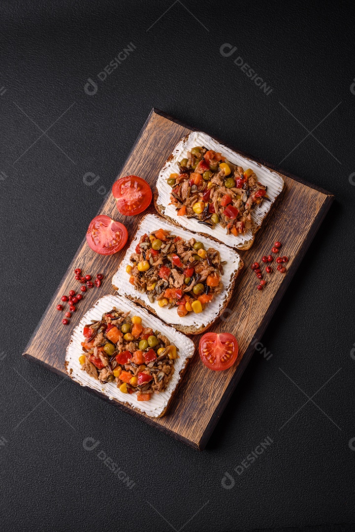 Delicioso sanduíches sobre uma mesa