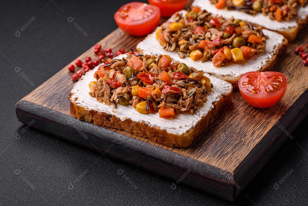 Delicioso sanduíches sobre uma mesa