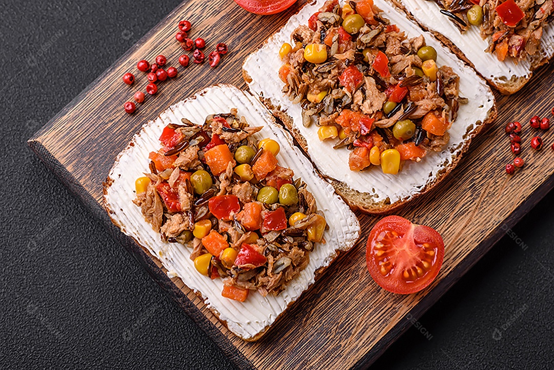 Delicioso sanduíches sobre uma mesa