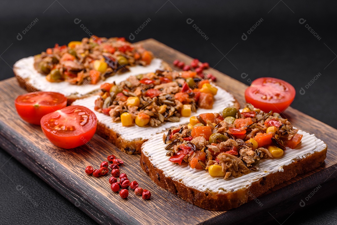 Delicioso sanduíches sobre uma mesa