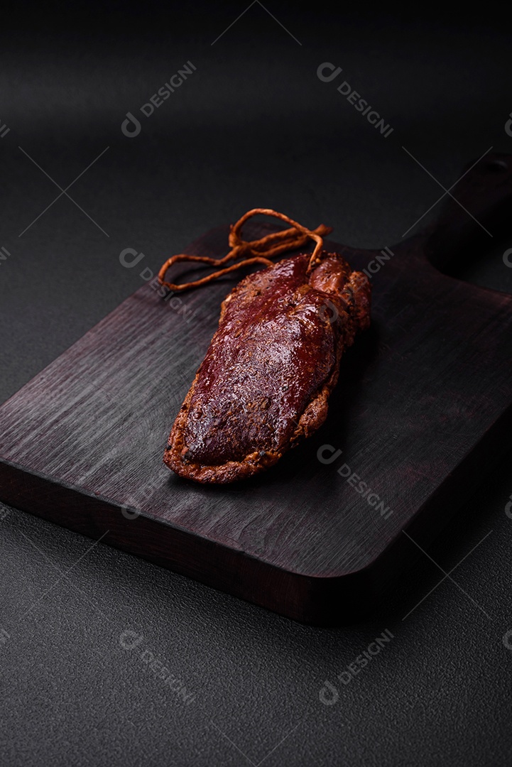 Delicioso filé ou peito de pato grelhado ou defumado com especiarias e sal sobre fundo escuro de concreto