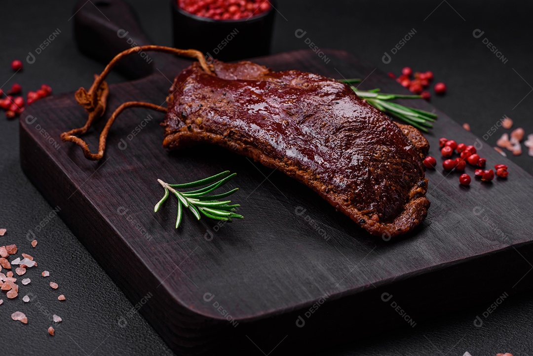 Delicioso filé ou peito de pato grelhado ou defumado com especiarias e sal sobre fundo escuro de concreto