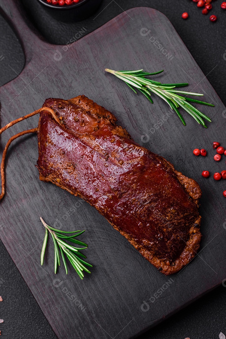 Delicioso filé ou peito de pato grelhado ou defumado com especiarias e sal sobre fundo escuro de concreto
