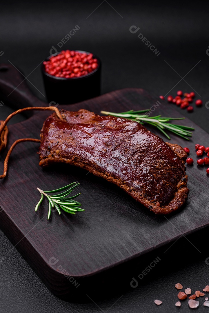 Delicioso filé ou peito de pato grelhado ou defumado com especiarias e sal sobre fundo escuro de concreto