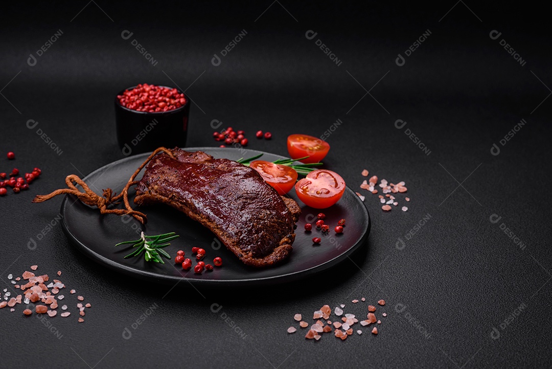 Delicioso filé ou peito de pato grelhado ou defumado com especiarias e sal sobre fundo escuro de concreto