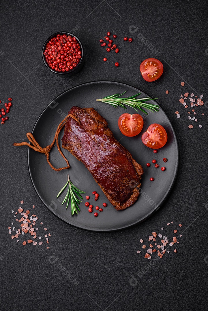 Delicioso filé ou peito de pato grelhado ou defumado com especiarias e sal sobre fundo escuro de concreto