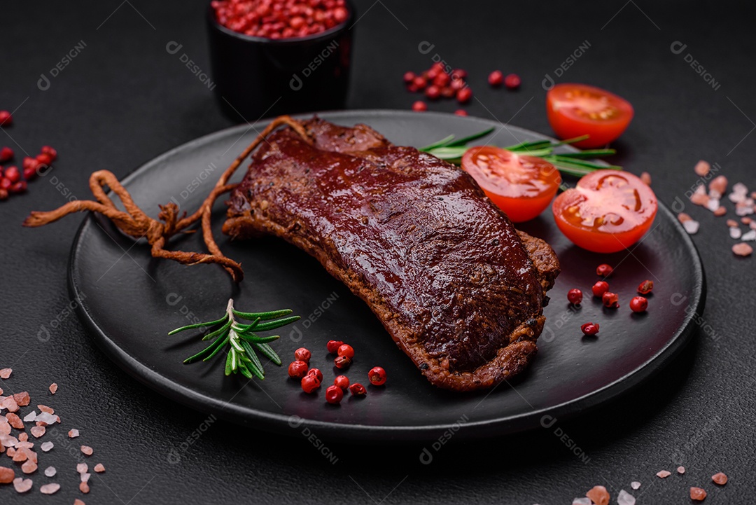 Delicioso filé ou peito de pato grelhado ou defumado com especiarias e sal sobre fundo escuro de concreto