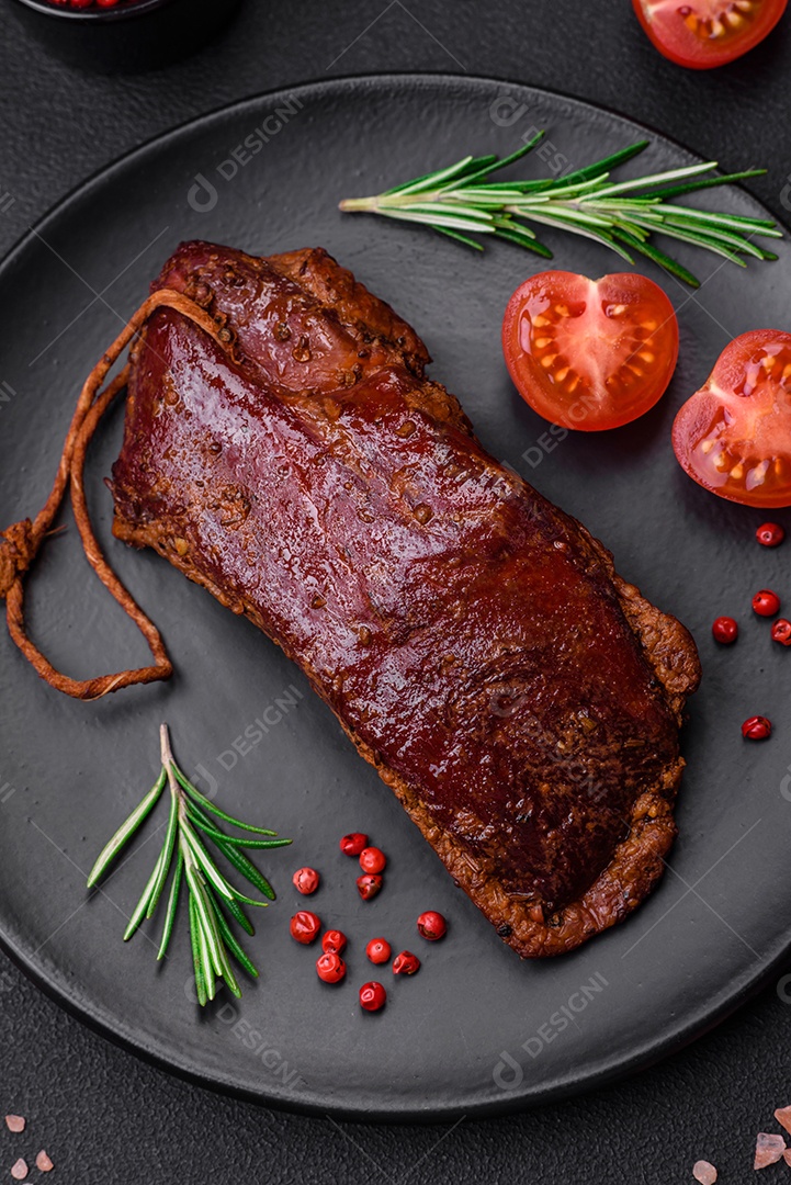 Delicioso filé ou peito de pato grelhado ou defumado com especiarias e sal sobre fundo escuro de concreto