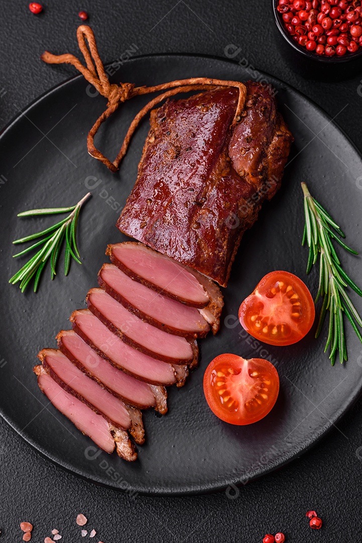 Delicioso filé ou peito de pato grelhado ou defumado com especiarias e sal sobre fundo escuro de concreto