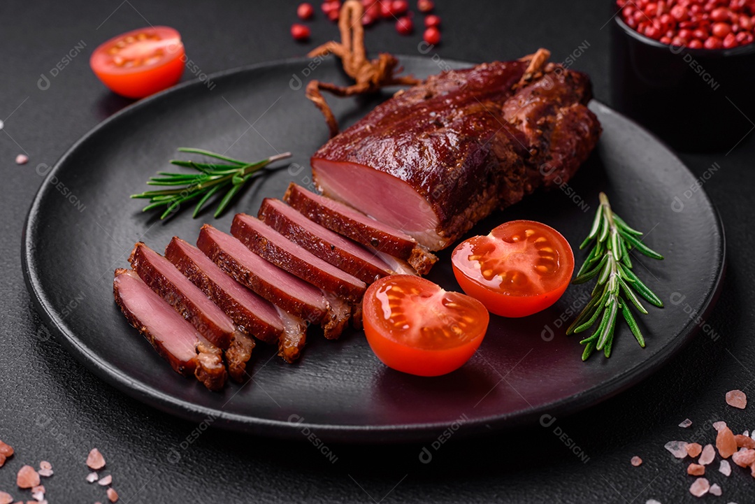 Delicioso filé ou peito de pato grelhado ou defumado com especiarias e sal sobre fundo escuro de concreto