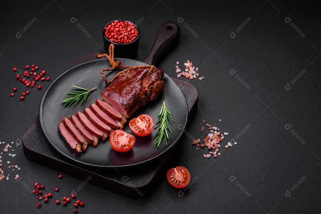 Delicioso filé ou peito de pato grelhado ou defumado com especiarias e sal sobre fundo escuro de concreto