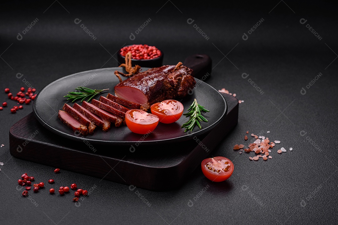 Delicioso filé ou peito de pato grelhado ou defumado com especiarias e sal sobre fundo escuro de concreto