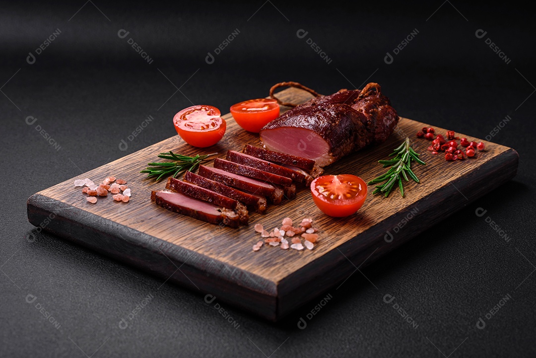 Delicioso filé ou peito de pato grelhado ou defumado com especiarias e sal sobre fundo escuro de concreto