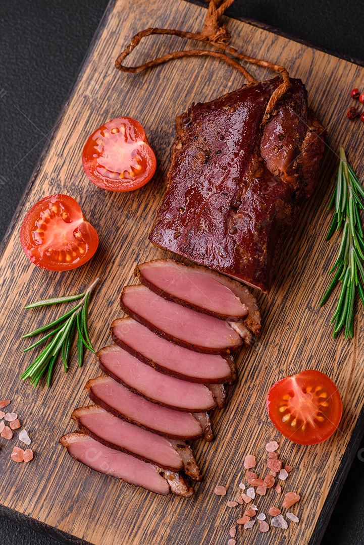 Delicioso filé ou peito de pato grelhado ou defumado com especiarias e sal sobre fundo escuro de concreto