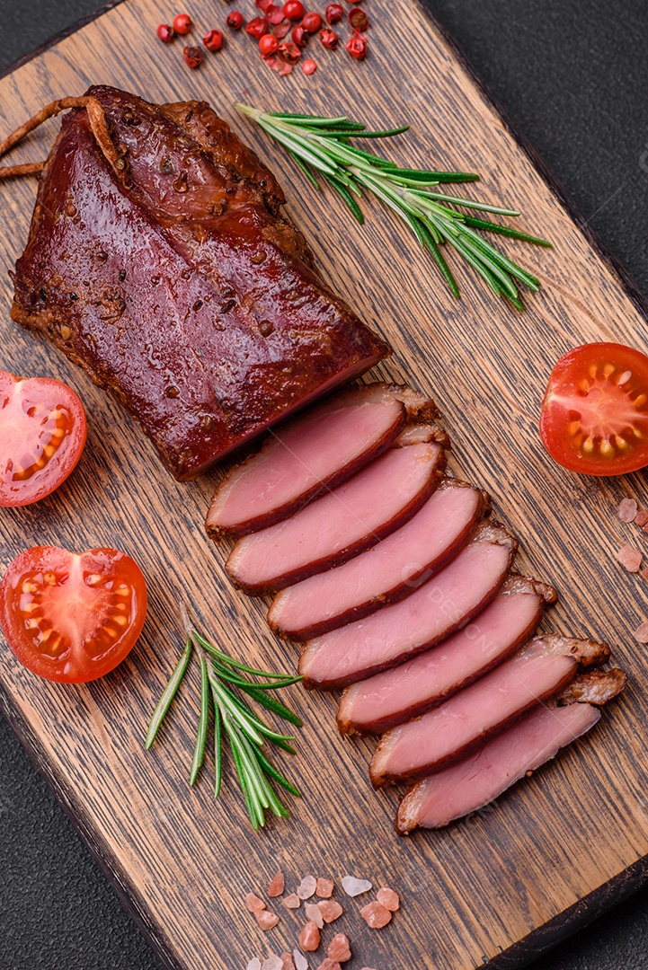 Delicioso filé ou peito de pato grelhado ou defumado com especiarias e sal sobre fundo escuro de concreto