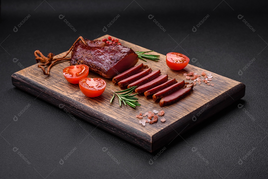 Delicioso filé ou peito de pato grelhado ou defumado com especiarias e sal sobre fundo escuro de concreto