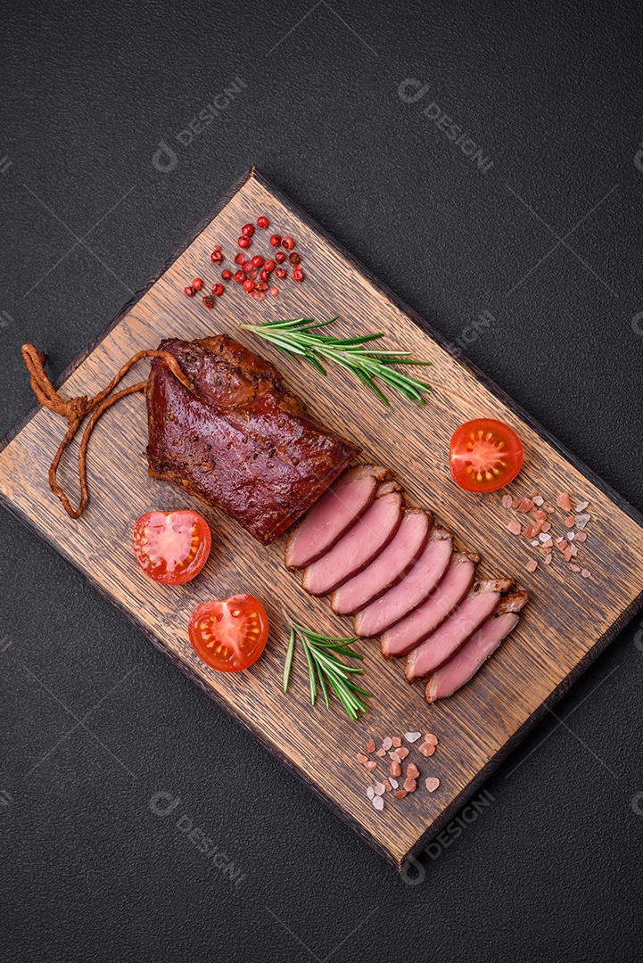 Delicioso filé ou peito de pato grelhado ou defumado com especiarias e sal sobre fundo escuro de concreto