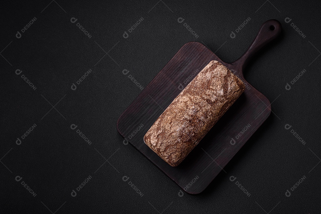 Pão integral sobre uma tábua de madeira