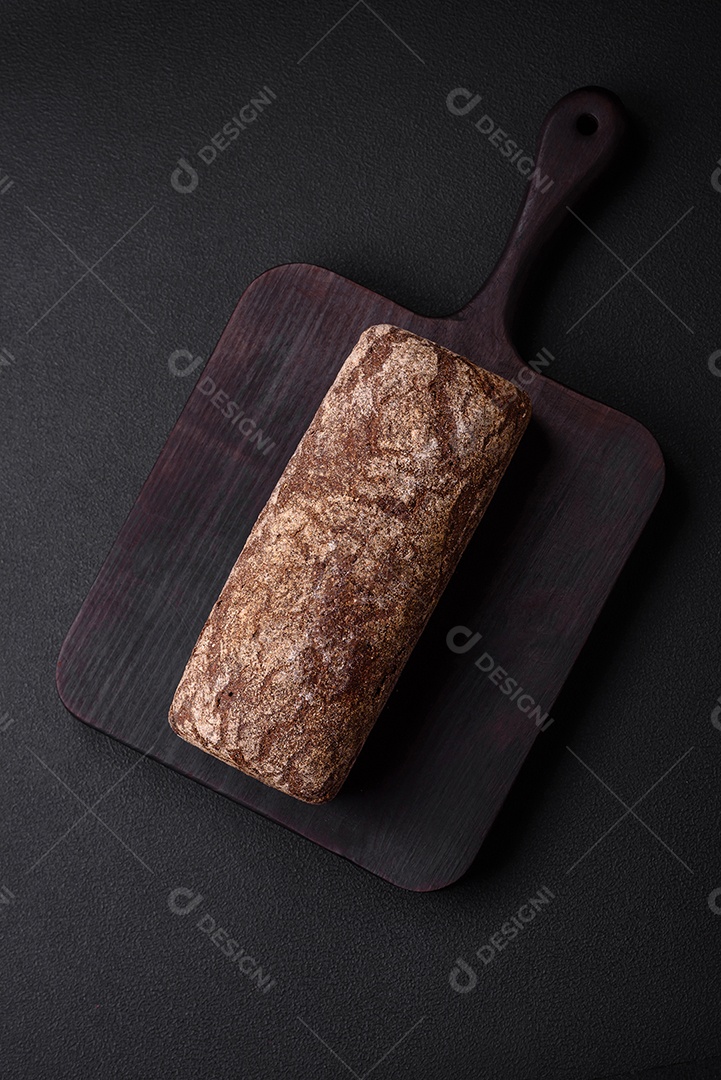 Pão integral sobre uma tábua de madeira