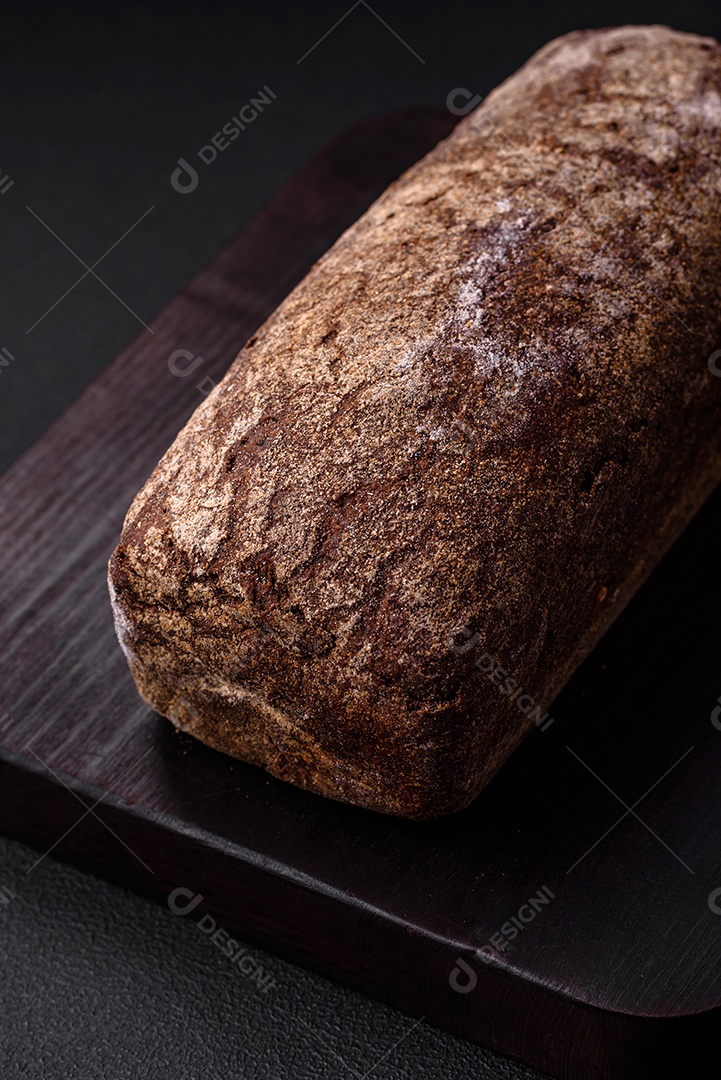 Pão integral sobre uma tábua de madeira