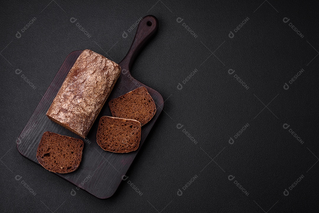 Pão integral sobre uma tábua de madeira