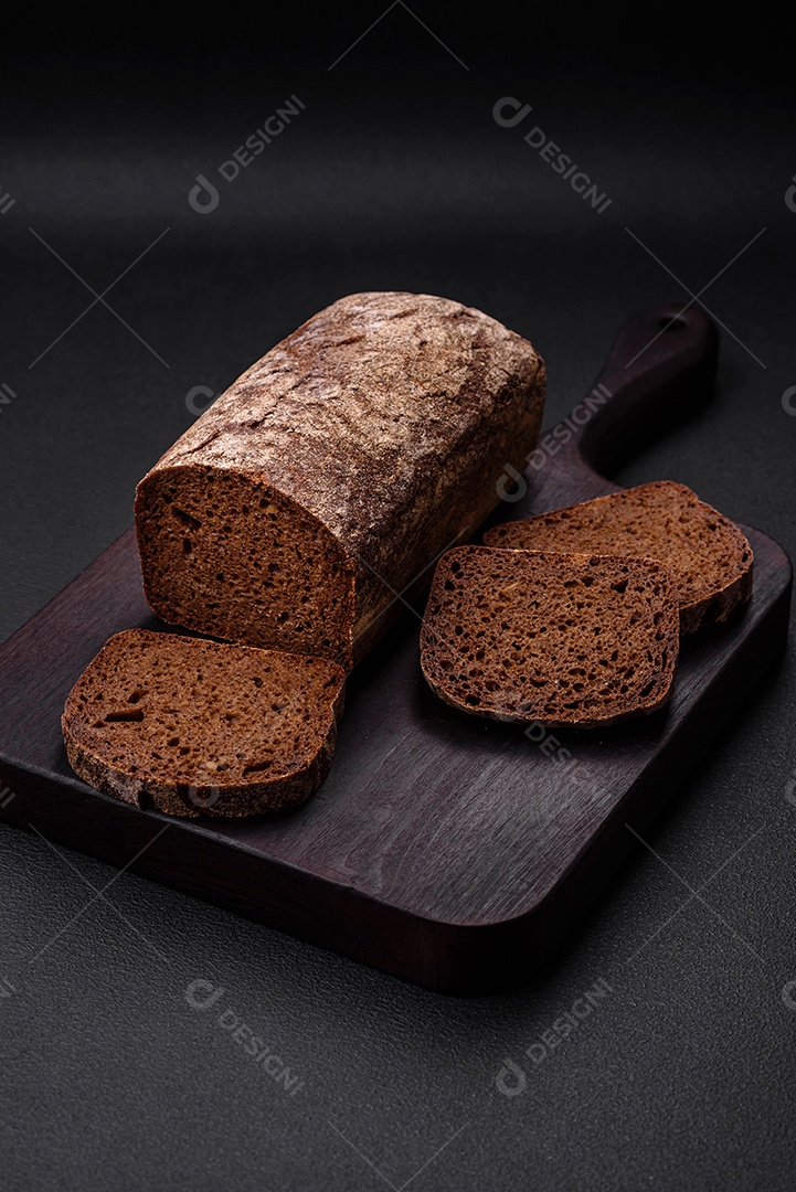 Pão integral sobre uma tábua de madeira