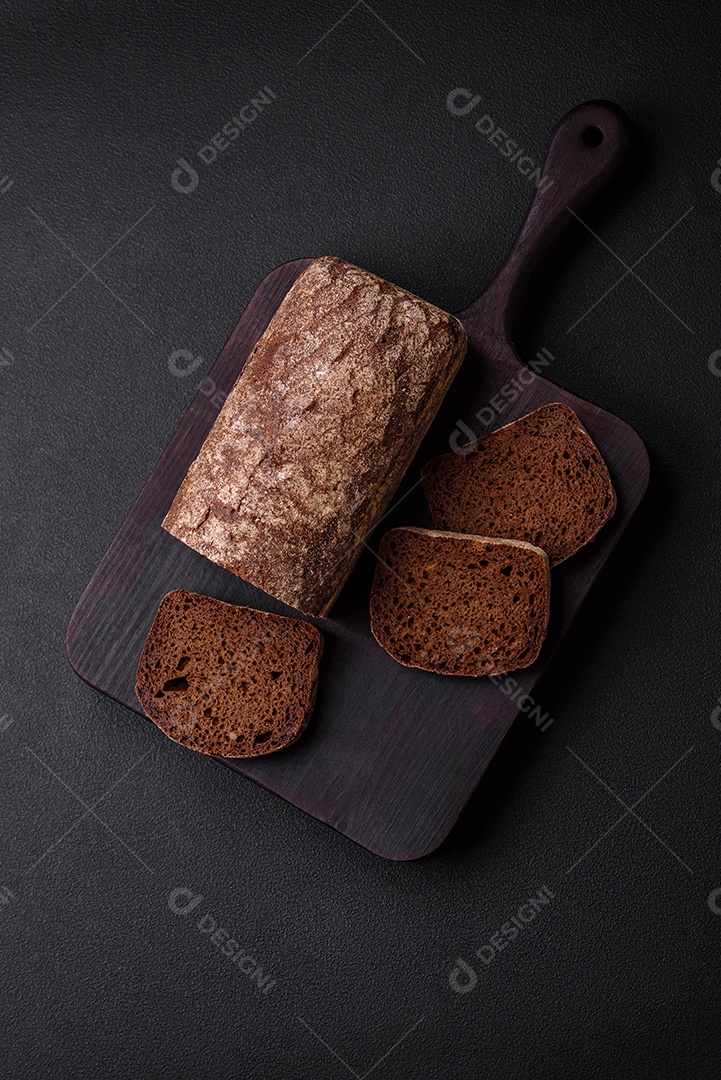 Pão integral sobre uma tábua de madeira