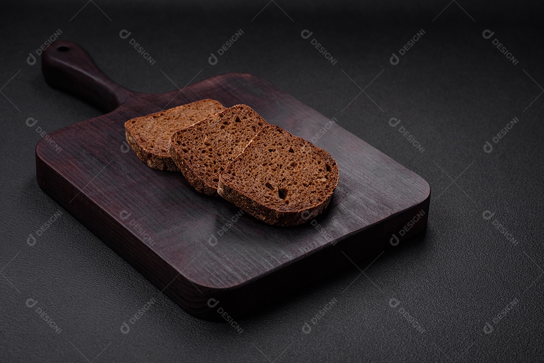 Pão integral sobre uma tábua de madeira