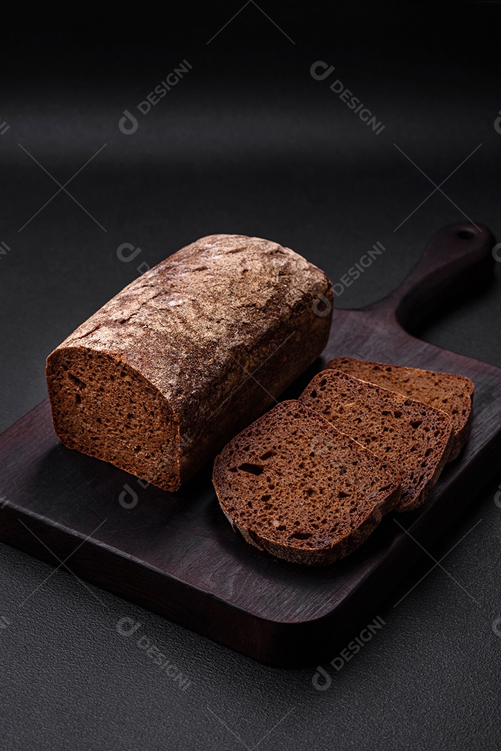 Pão integral sobre uma tábua de madeira