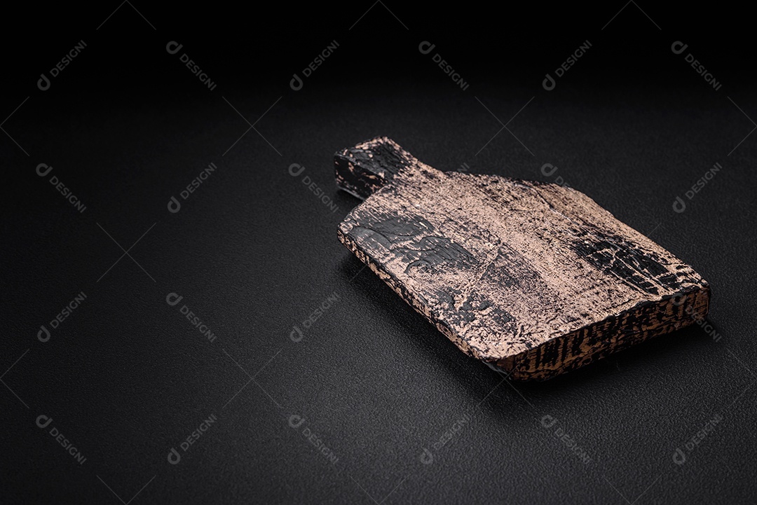 Tábua de corte de madeira vazia em fundo escuro de concreto. Preparando a mesa da cozinha para cozinhar em casa