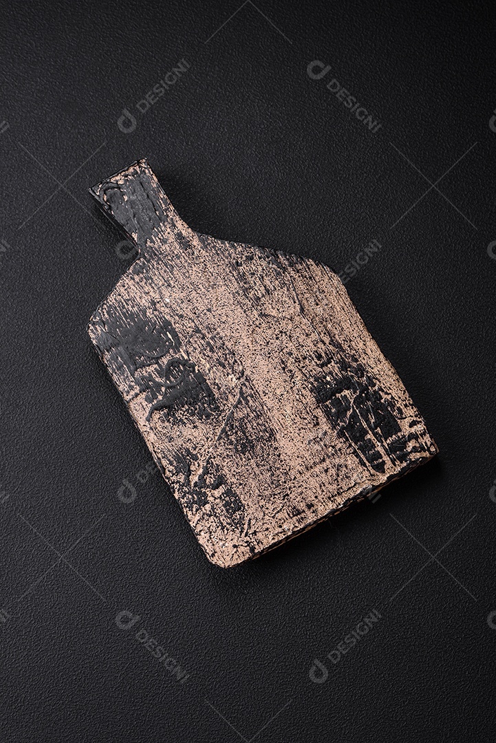 Tábua de corte de madeira vazia em fundo escuro de concreto. Preparando a mesa da cozinha para cozinhar em casa