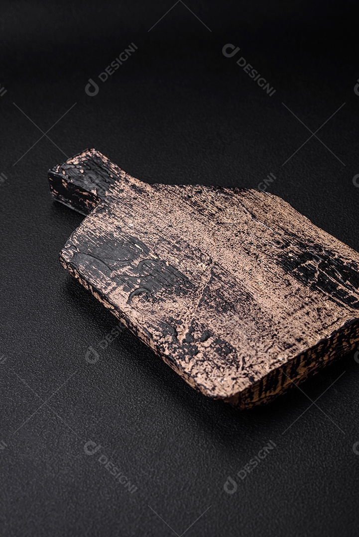 Tábua de corte de madeira vazia em fundo escuro de concreto. Preparando a mesa da cozinha para cozinhar em casa