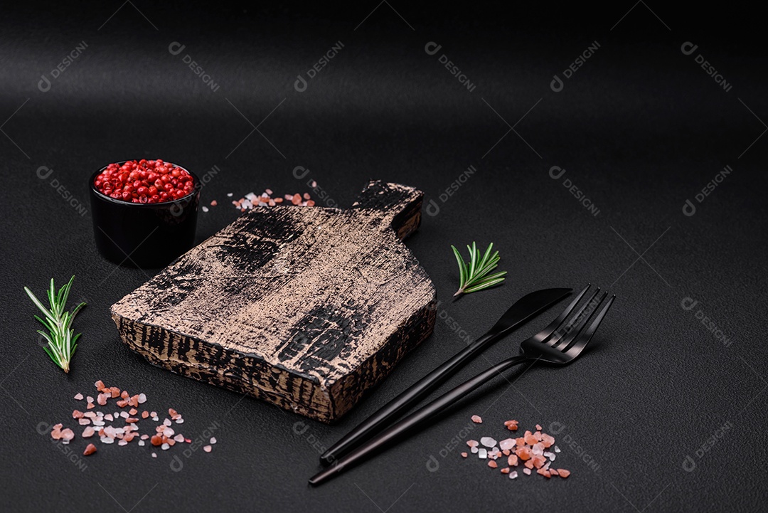 Tábua de corte de madeira vazia em fundo escuro de concreto. Preparando a mesa da cozinha para cozinhar em casa