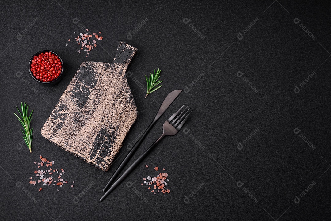 Tábua de corte de madeira vazia em fundo escuro de concreto. Preparando a mesa da cozinha para cozinhar em casa