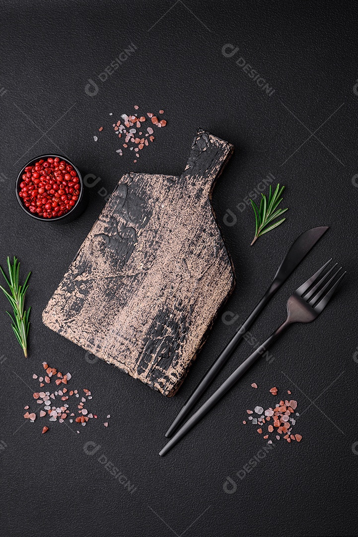 Tábua de corte de madeira vazia em fundo escuro de concreto. Preparando a mesa da cozinha para cozinhar em casa