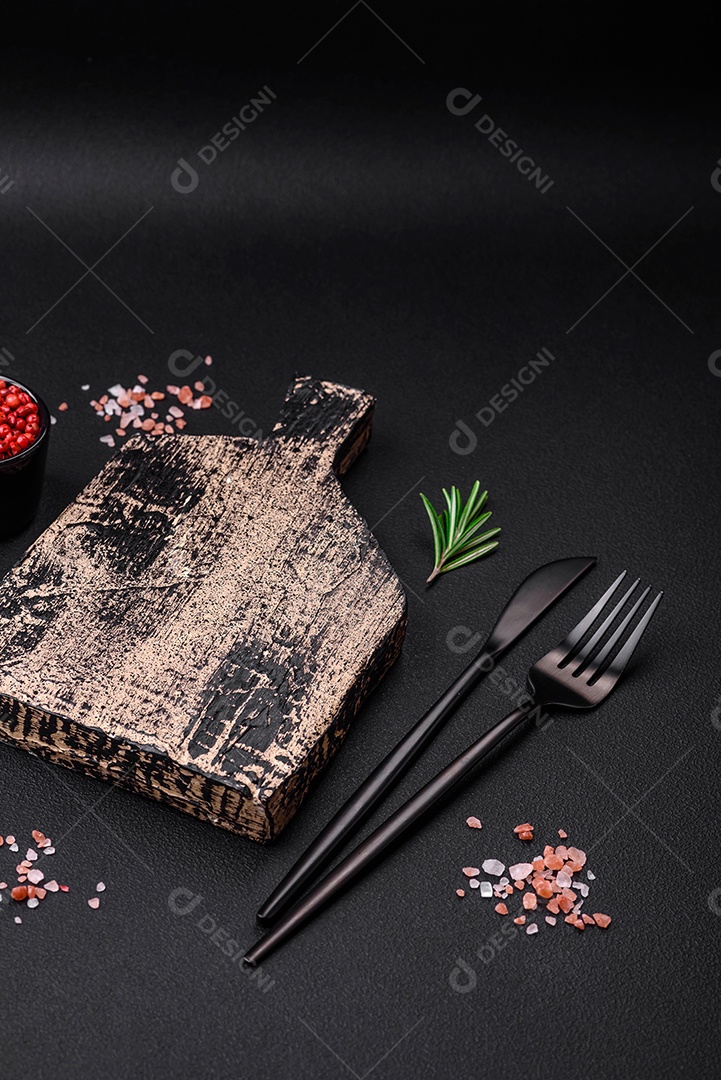 Tábua de corte de madeira vazia em fundo escuro de concreto. Preparando a mesa da cozinha para cozinhar em casa