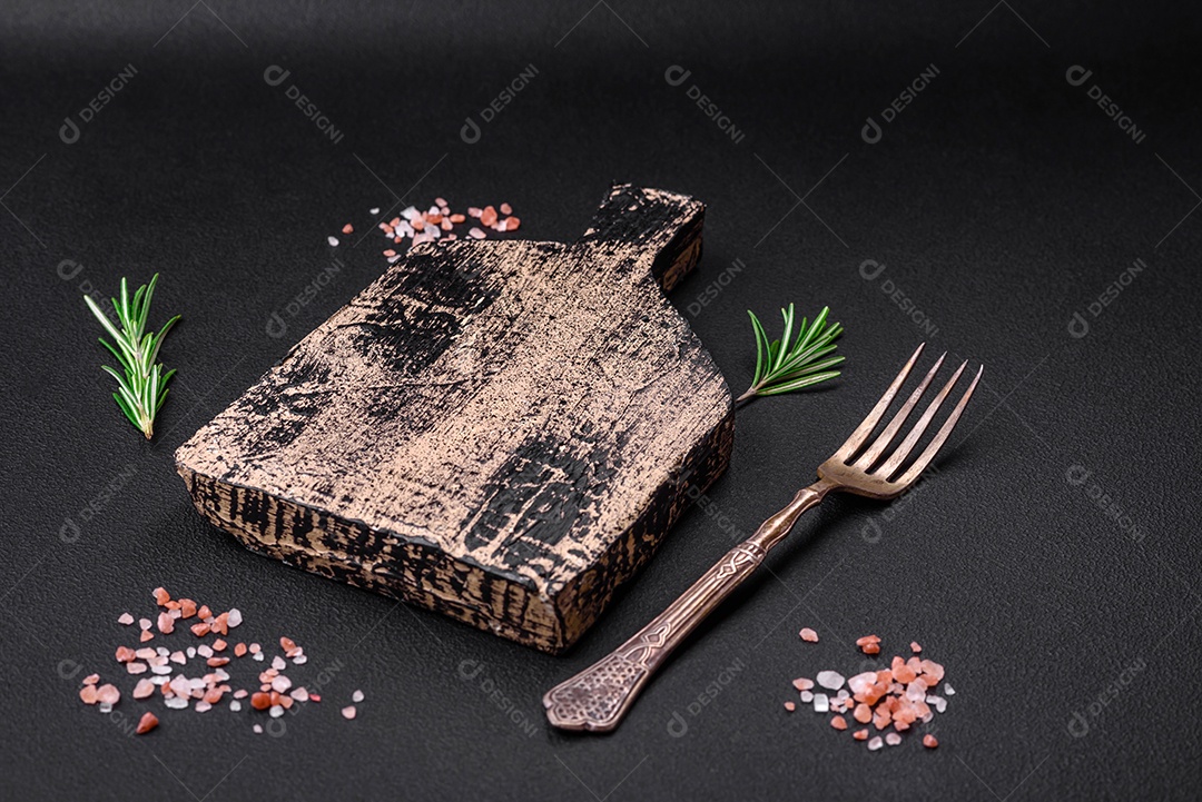 Tábua de corte de madeira vazia em fundo escuro de concreto. Preparando a mesa da cozinha para cozinhar em casa