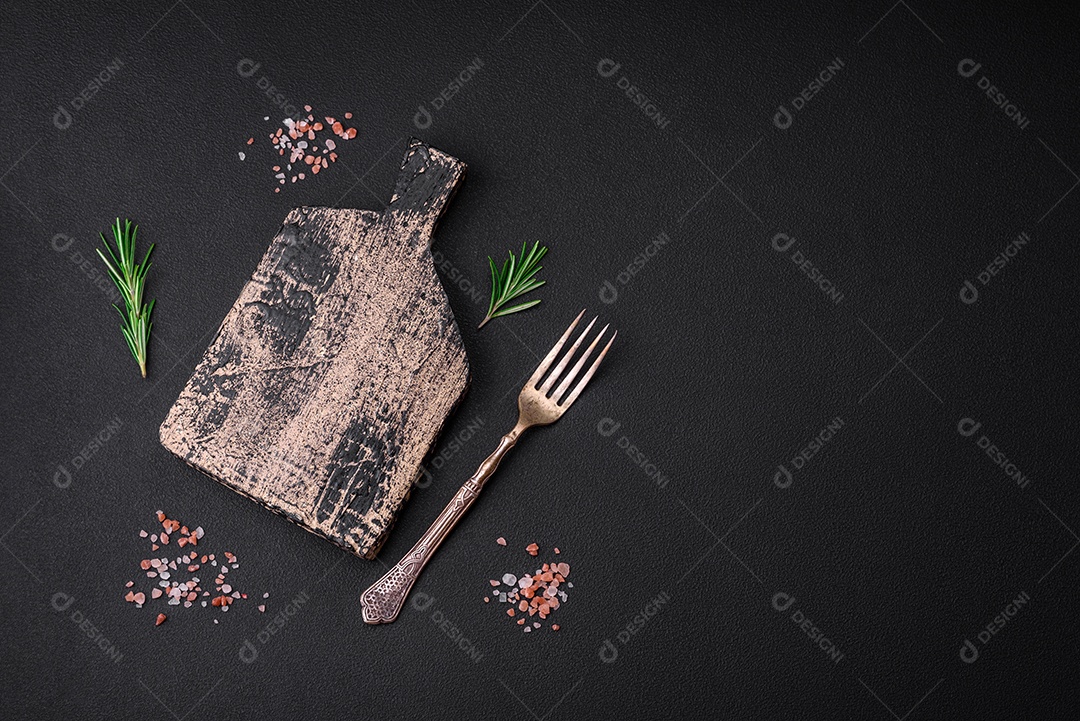 Tábua de corte de madeira vazia em fundo escuro de concreto. Preparando a mesa da cozinha para cozinhar em casa