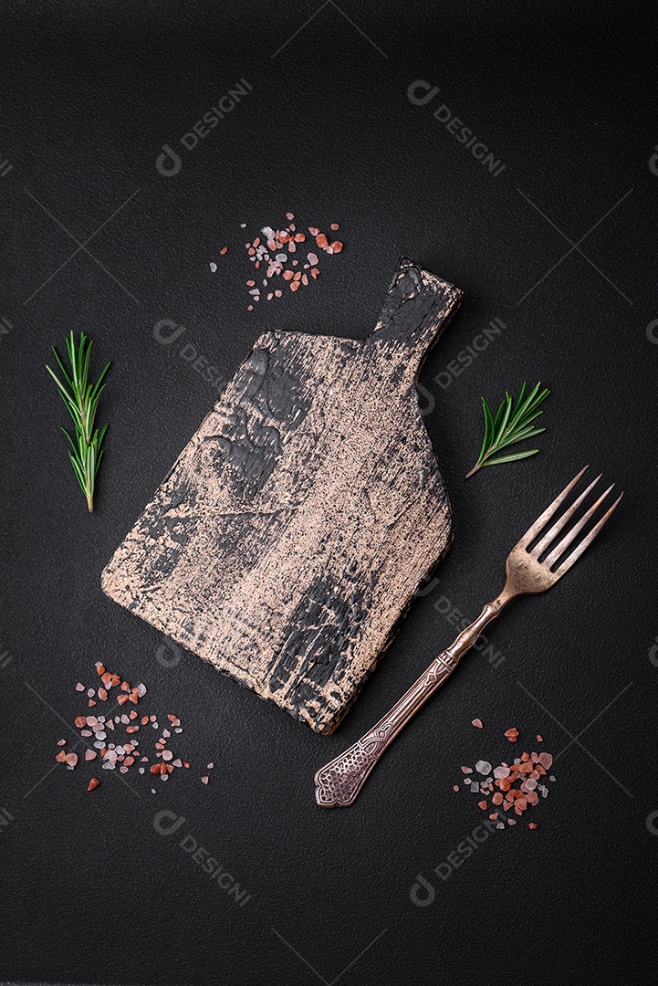 Tábua de corte de madeira vazia em fundo escuro de concreto. Preparando a mesa da cozinha para cozinhar em casa
