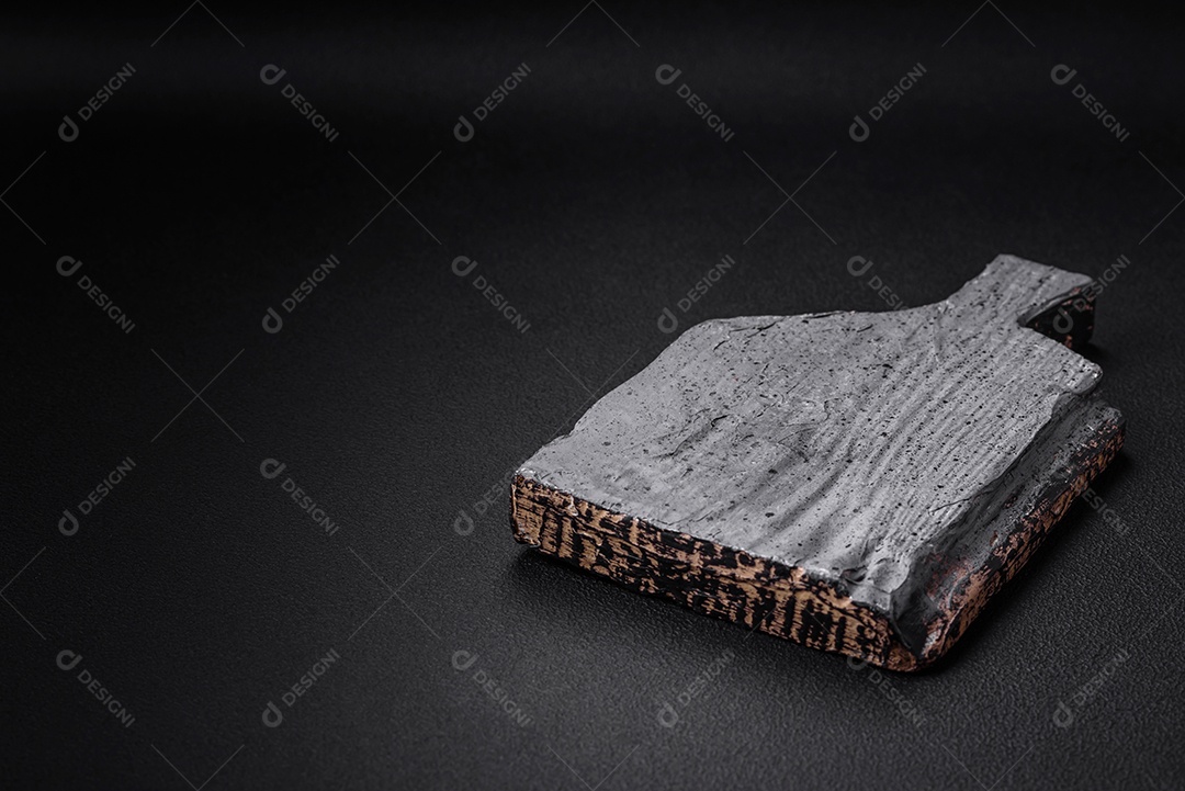 Tábua de corte de madeira vazia em fundo escuro de concreto. Preparando a mesa da cozinha para cozinhar em casa