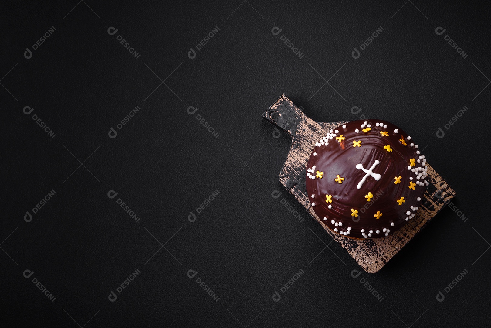 Deliciosa torta de natal fresca com panetone de frutas e passas em um fundo escuro de concreto