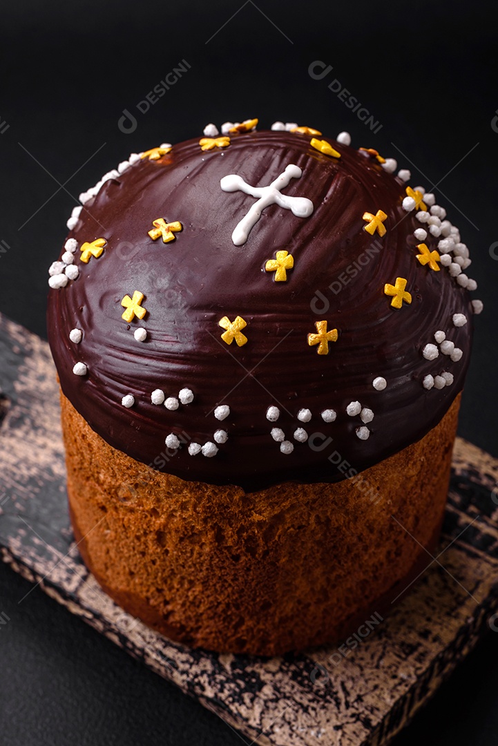 Deliciosa torta de natal fresca com panetone de frutas e passas em um fundo escuro de concreto