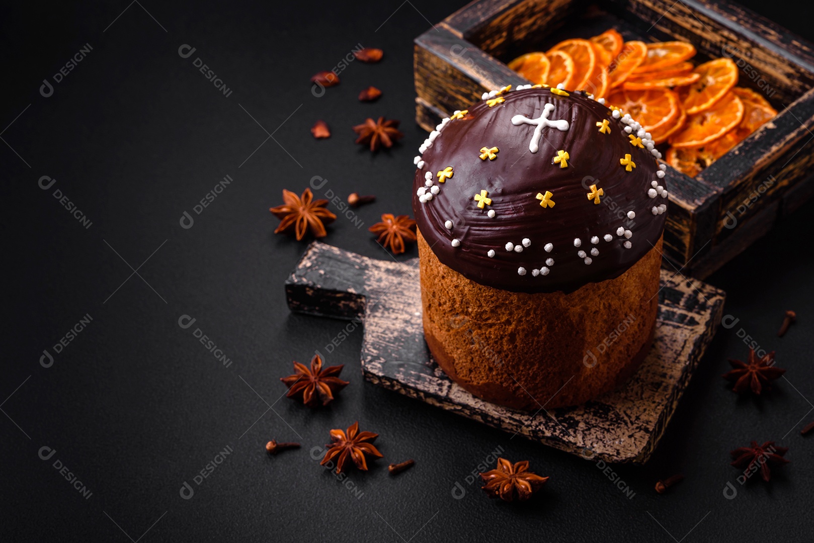 Deliciosa torta de natal fresca com panetone de frutas e passas em um fundo escuro de concreto