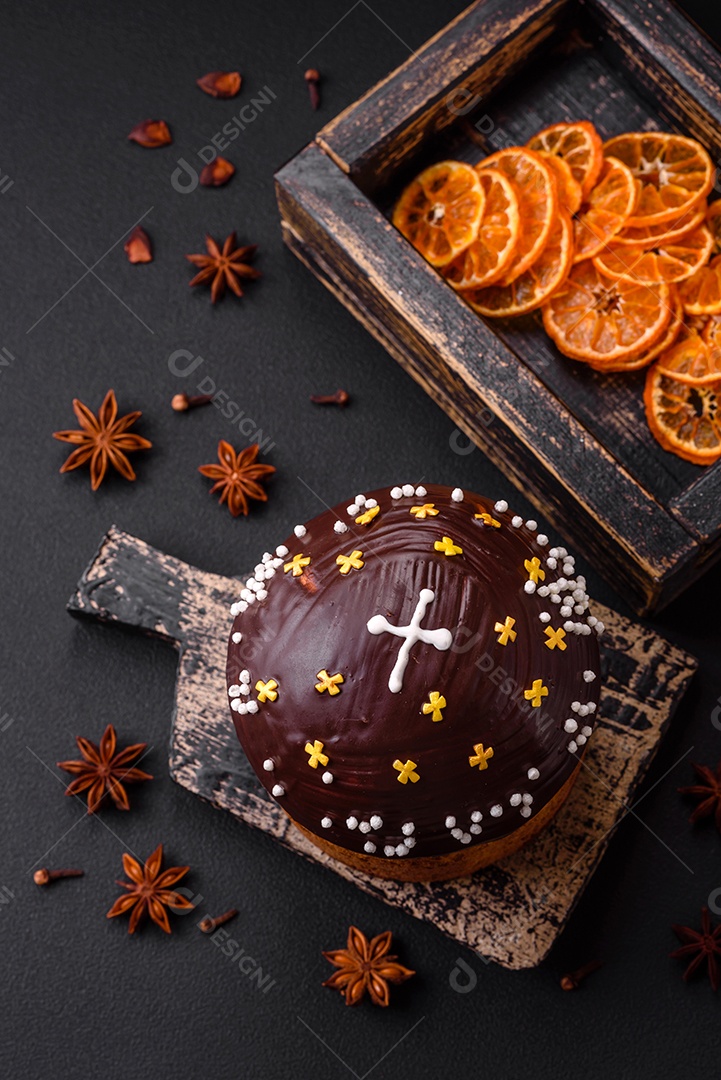 Deliciosa torta de natal fresca com panetone de frutas e passas em um fundo escuro de concreto