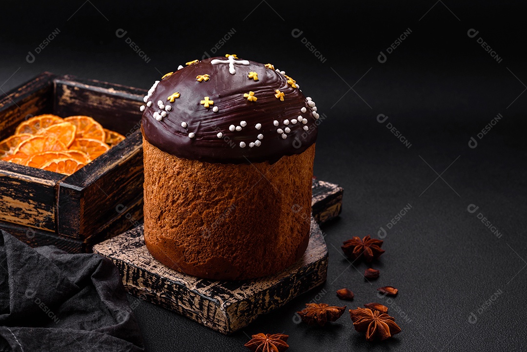 Deliciosa torta de natal fresca com panetone de frutas e passas em um fundo escuro de concreto