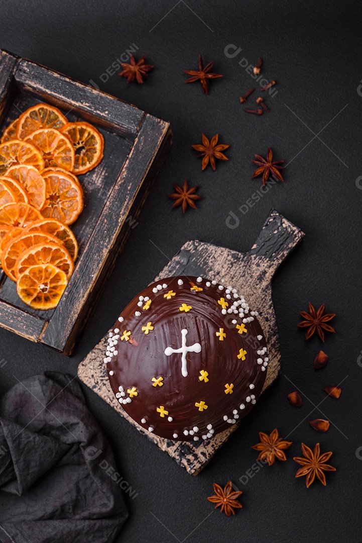 Deliciosa torta de natal fresca com panetone de frutas e passas em um fundo escuro de concreto