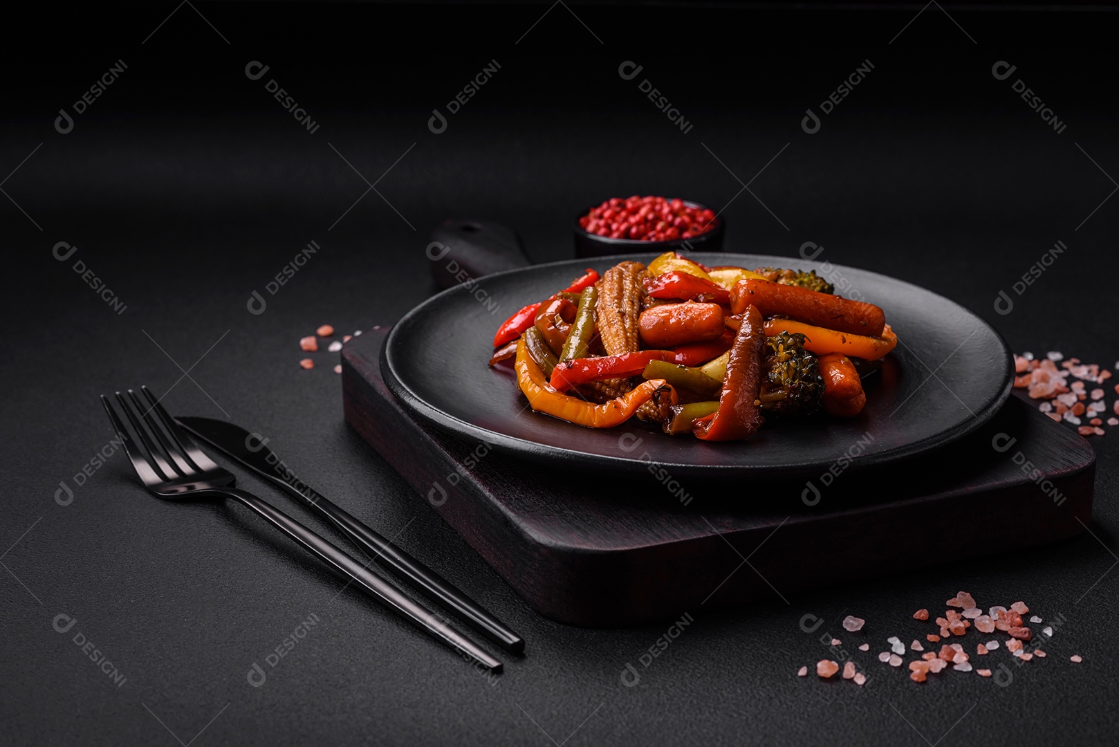 Legumes deliciosos pimentões cozidos no vapor, feijão de espargos e batatas fatiadas com molho de soja sobre um fundo escuro de concreto