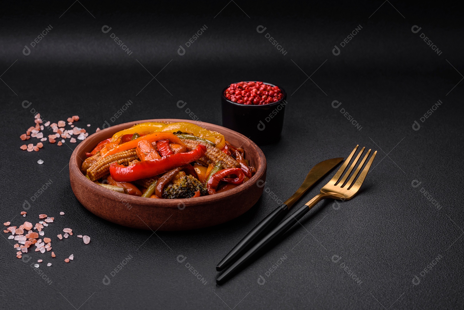 Legumes deliciosos pimentões cozidos no vapor, feijão de espargos e batatas fatiadas com molho de soja sobre um fundo escuro de concreto