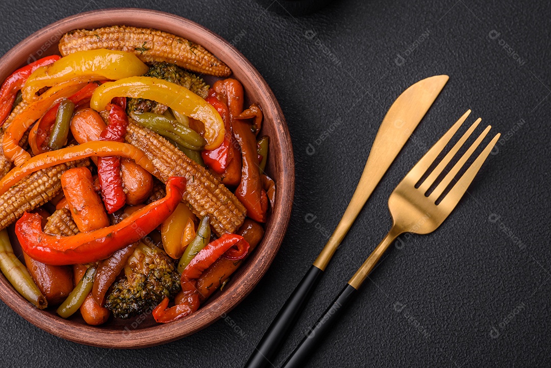 Legumes deliciosos pimentões cozidos no vapor, feijão de espargos e batatas fatiadas com molho de soja sobre um fundo escuro de concreto